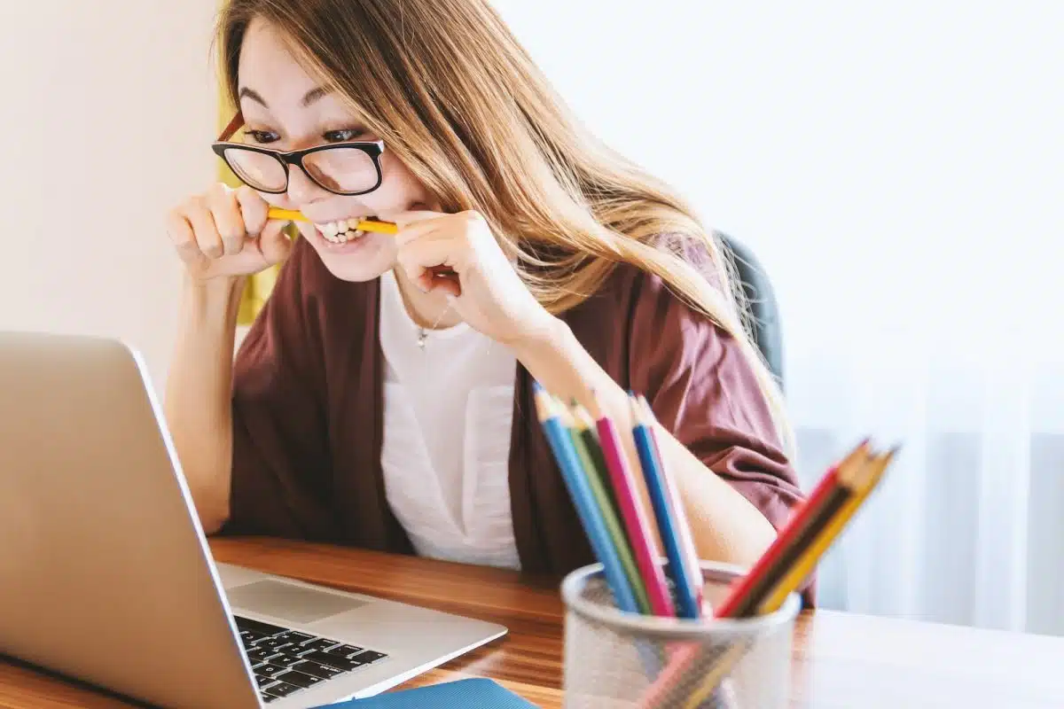 Une femme qui suit un cours de français 