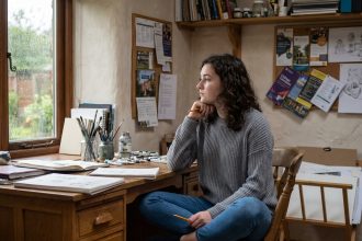 Jeune fille pensive dans son bureau créatif